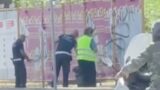 Roma, Polizia Locale strappa i manifesti pro referendum: “Affissioni abusive”