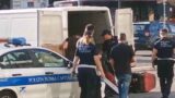 Roma, rifiuti pericolosi nascosti sotto porte di ferro: furgone sequestrato e due denunce