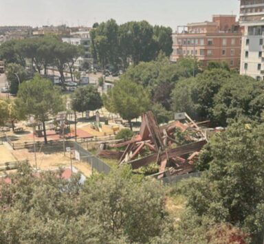 Roma, municipio II, la struttura di legno crollata
