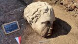 Roma, scoperta una testa colossale nei Fori Imperiali: ma quanto ci sfugge ancora sotto i nostri piedi?