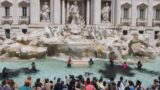 Roma, assolti i nove giovani che imbrattarono Fontana di Trevi con carbone vegetale: “Il Fatto non sussiste”
