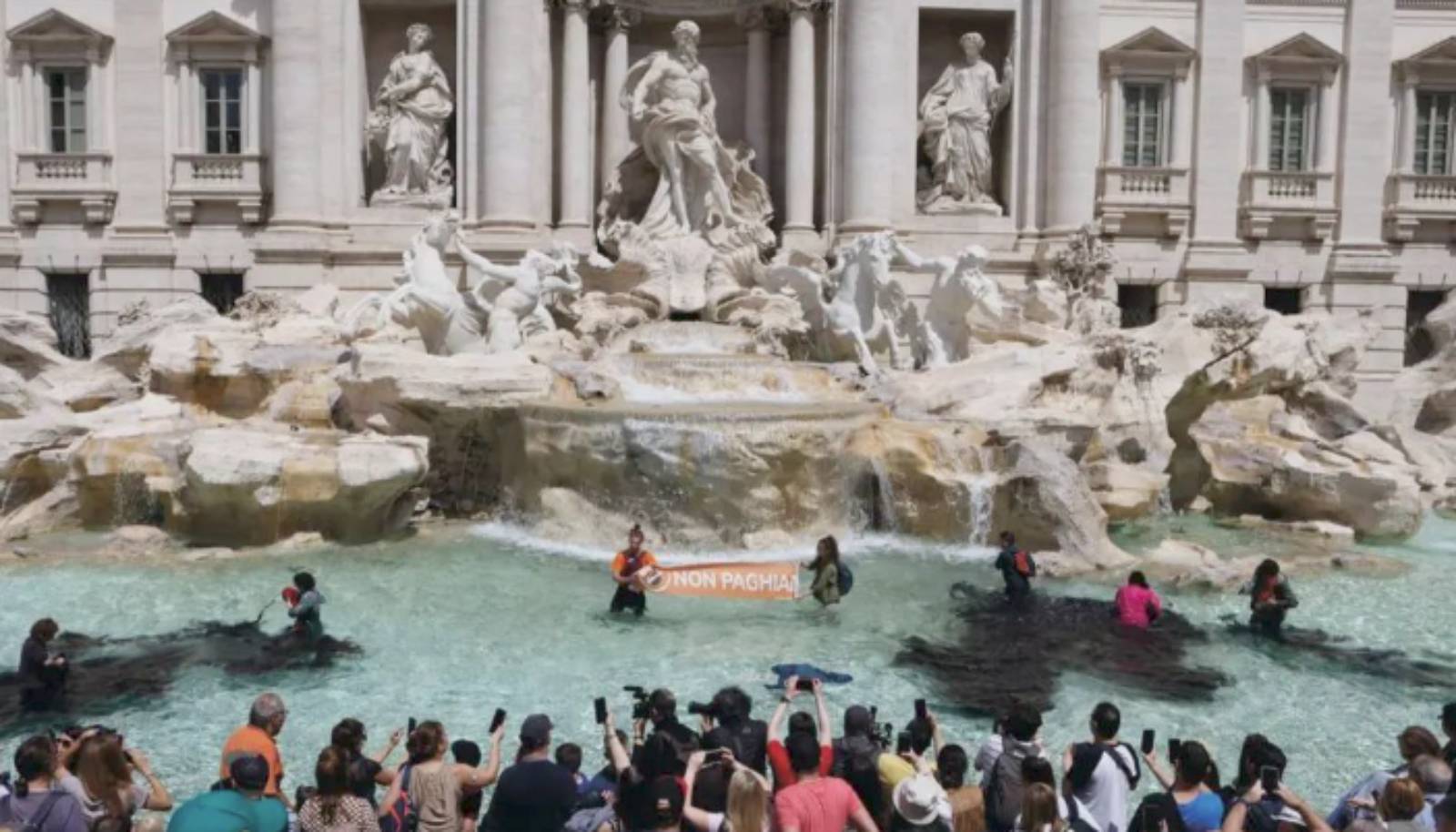 Roma, il blitz di Ultima Generazione a Fontana di Trevi