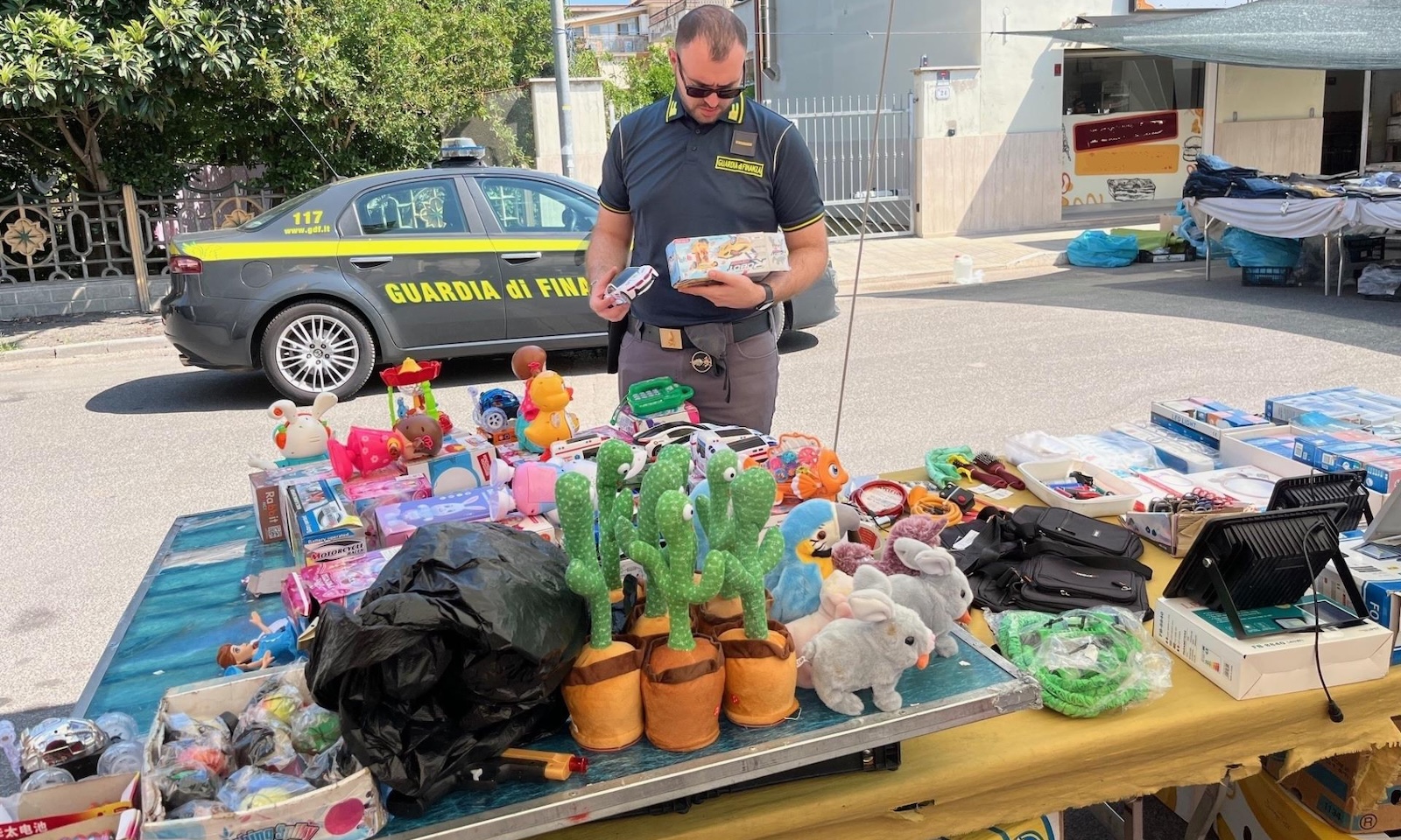 Sequestri merce contraffatta a Latina