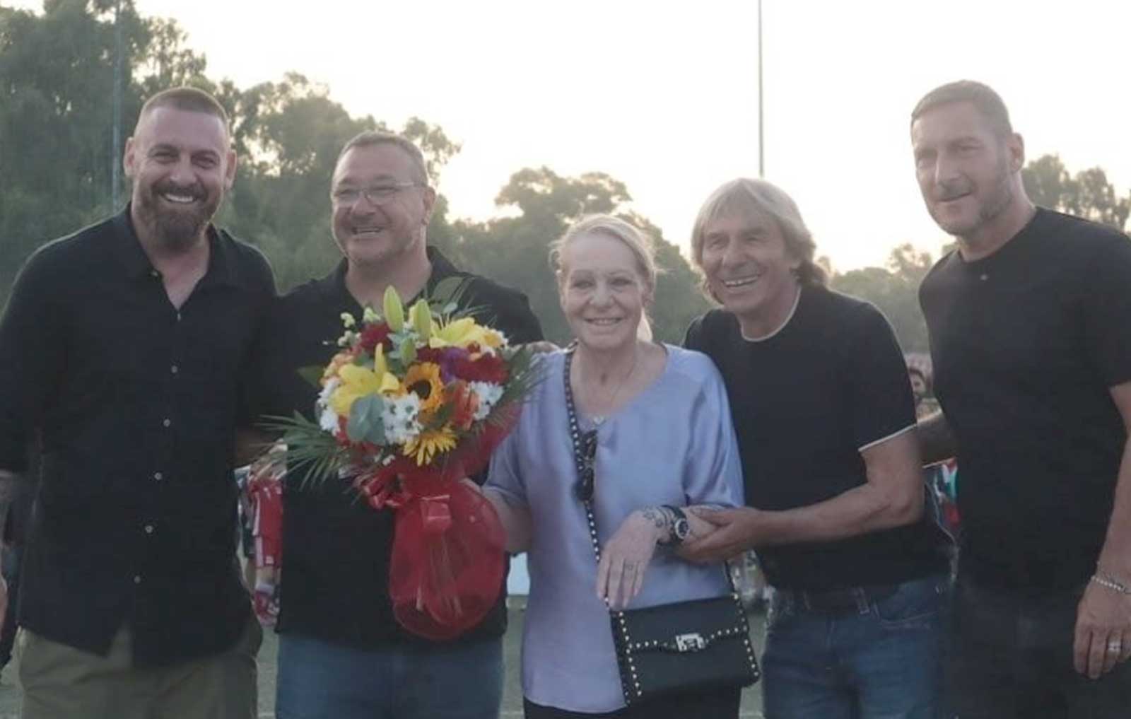 Totti e famiglia, alla Totti Soccer School con mamma, fratello, De Rossi e Conti