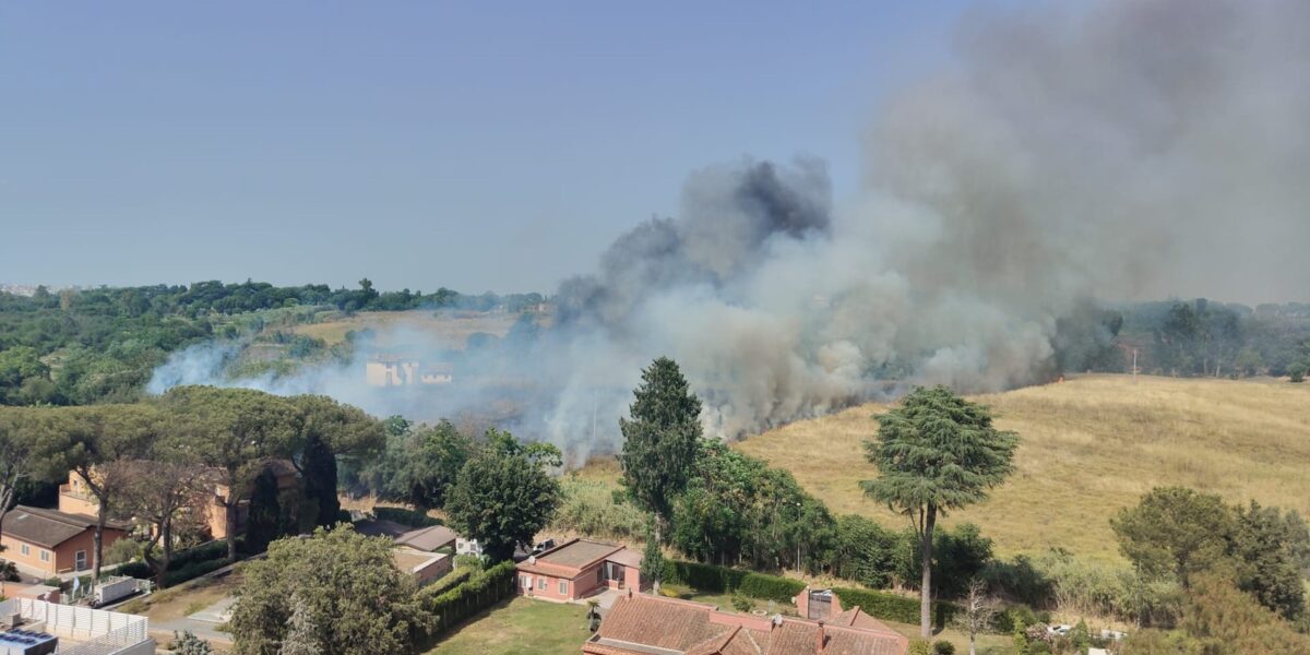 Vasto incendio sulla Ardeatina a Roma