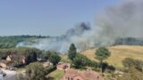 Roma, vasto incendio sull’Ardeatina: alta colonna di fumo, rogo anche a Ciampino (FOTO)