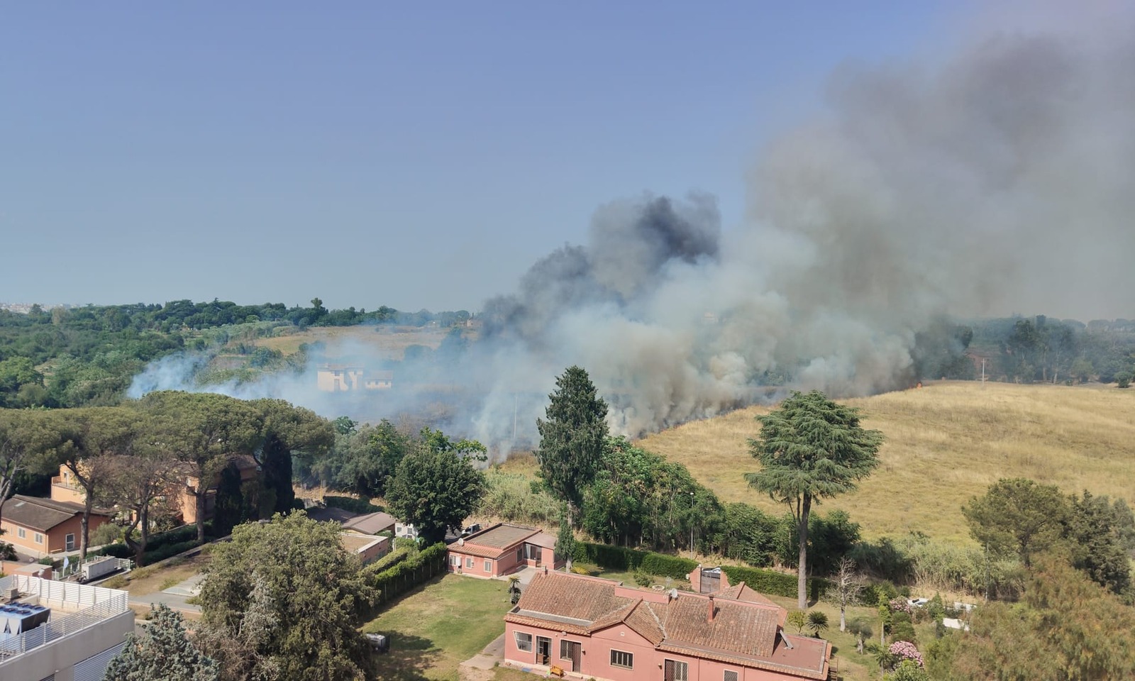 Vasto incendio sulla Ardeatina a Roma