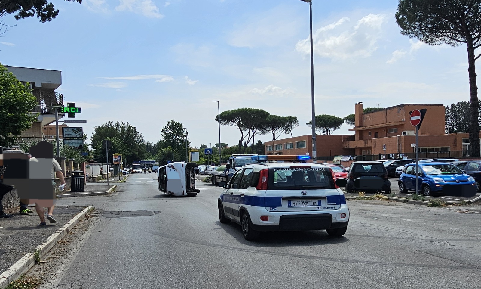 Veicolo si ribalta a Roma