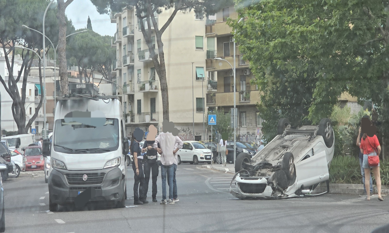 Veicolo si ribalta a Roma