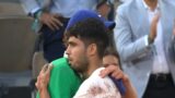 Roland Garros, Alcaraz è il re di Parigi: batte Sinner in rimonta dopo 5 ore e 30 minuti. L’azzurro manca tre match-point