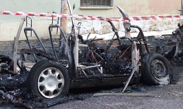auto a fuoco Via dei Duchi di Castro