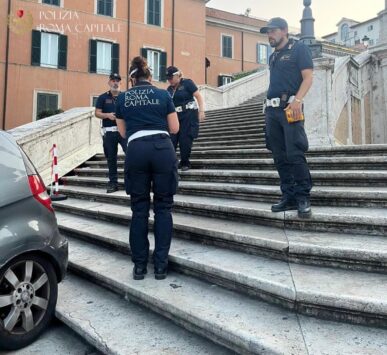 Auto sulla scalinata di Trinità dei Monti