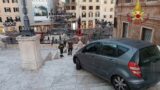 Roma, finisce con l’auto sulla Scalinata di Trinità dei Monti: alla guida un uomo di 81 anni (FOTO)