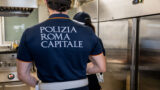 Roma, bar e laboratorio di pasticceria da incubo in zona Marconi: blatte, cibo a terra e sporcizia ovunque