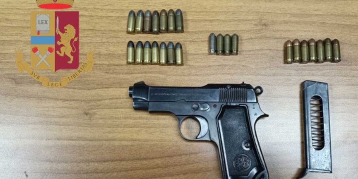 Una pistola sequestrata dalla polizia di Stato, foto generica