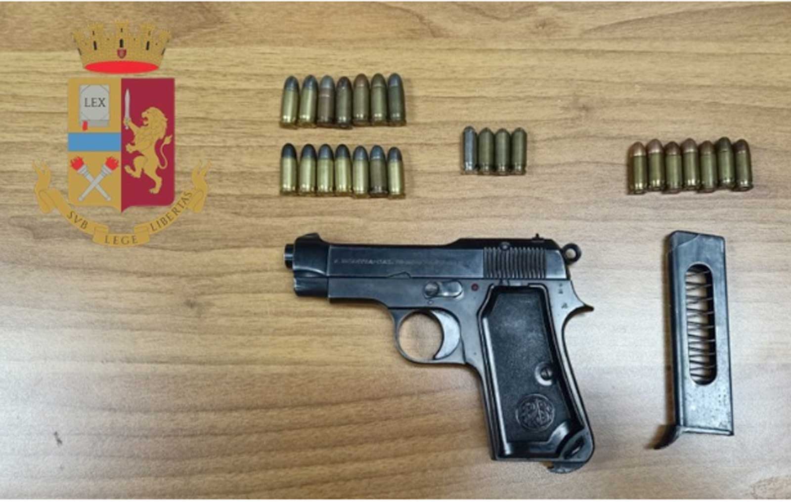 Una pistola sequestrata dalla polizia di Stato, foto generica