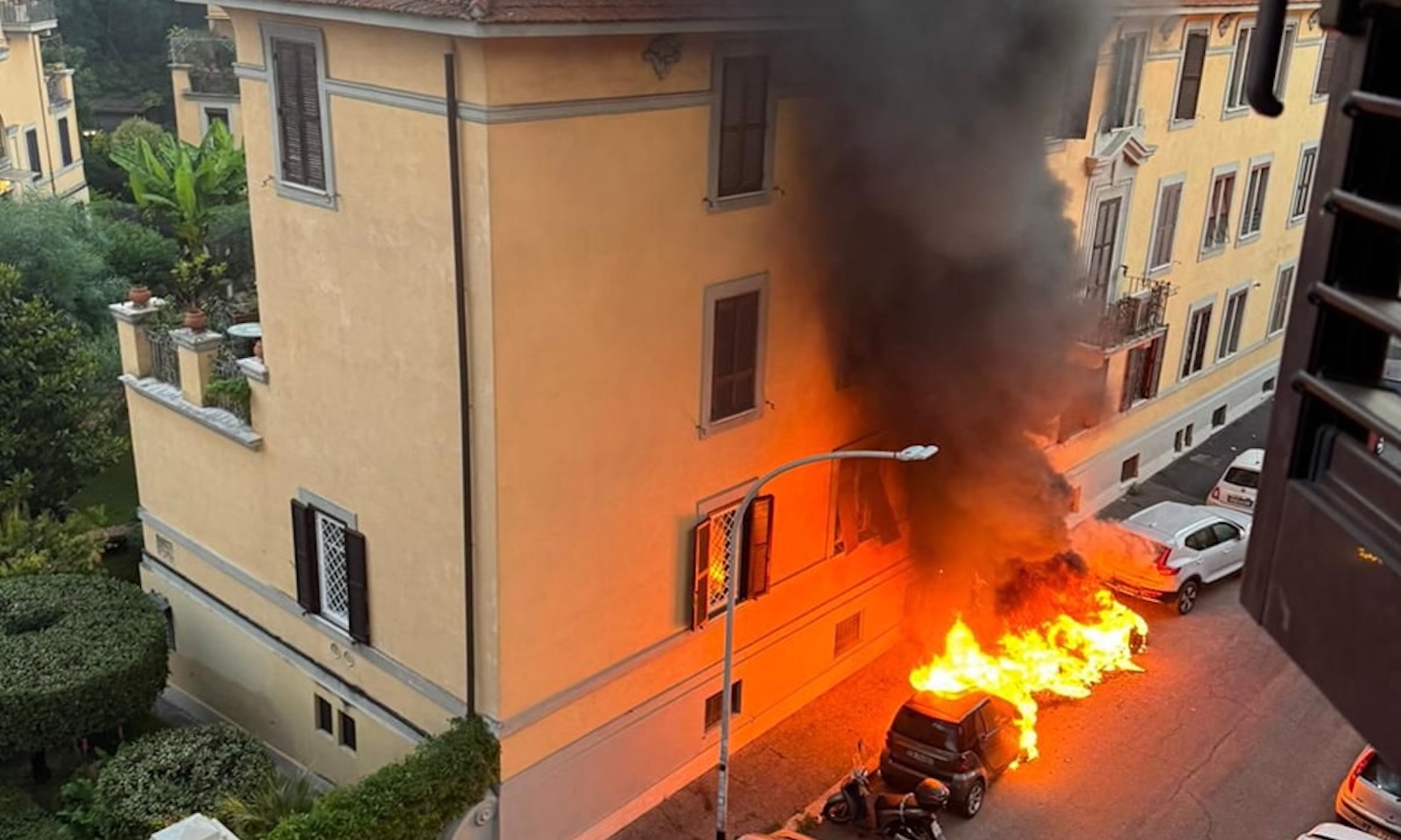 auto a fuoco Via dei Duchi di Castro