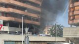 Pomezia, incendio tra i garage di via Fellini: paura tra i residenti, “ci avevano minacciato” (FOTO E VIDEO)