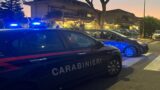 Acilia, non si fermano all’alt e fuggono…poi si schiantano contro un’auto in sosta