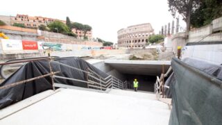 Metro C, salta l’inaugurazione della tratta San Giovanni-Colosseo: “I ritardi non sorprendono più”