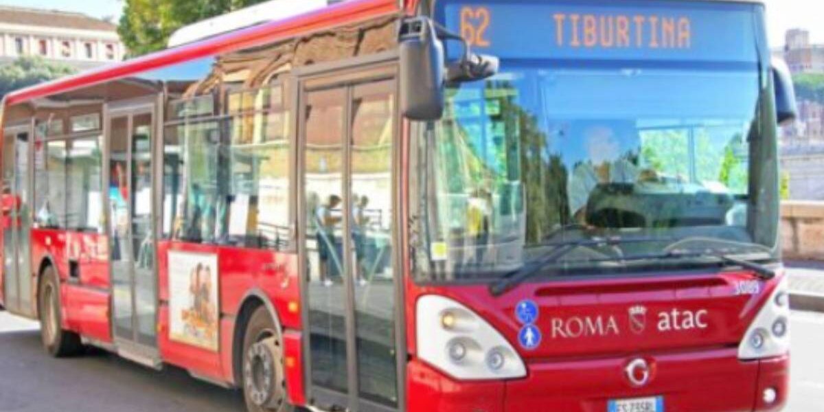 Roma, un bus Atac