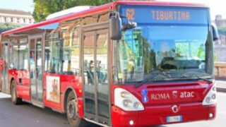Roma, bus Atac investe turista australiano su via del Tritone: è grave
