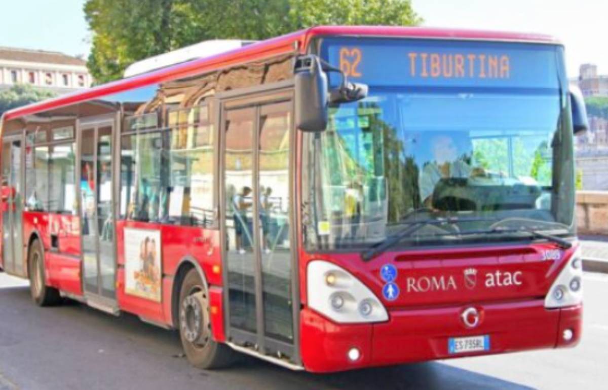 Roma, un bus Atac