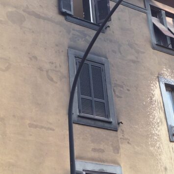 palazzina annerita Via dei Duchi di Castro