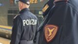 “Deve andare via dalla stazione”, prima sputa e insulta i viaggiatori, poi picchia un poliziotto: caos a Civitavecchia