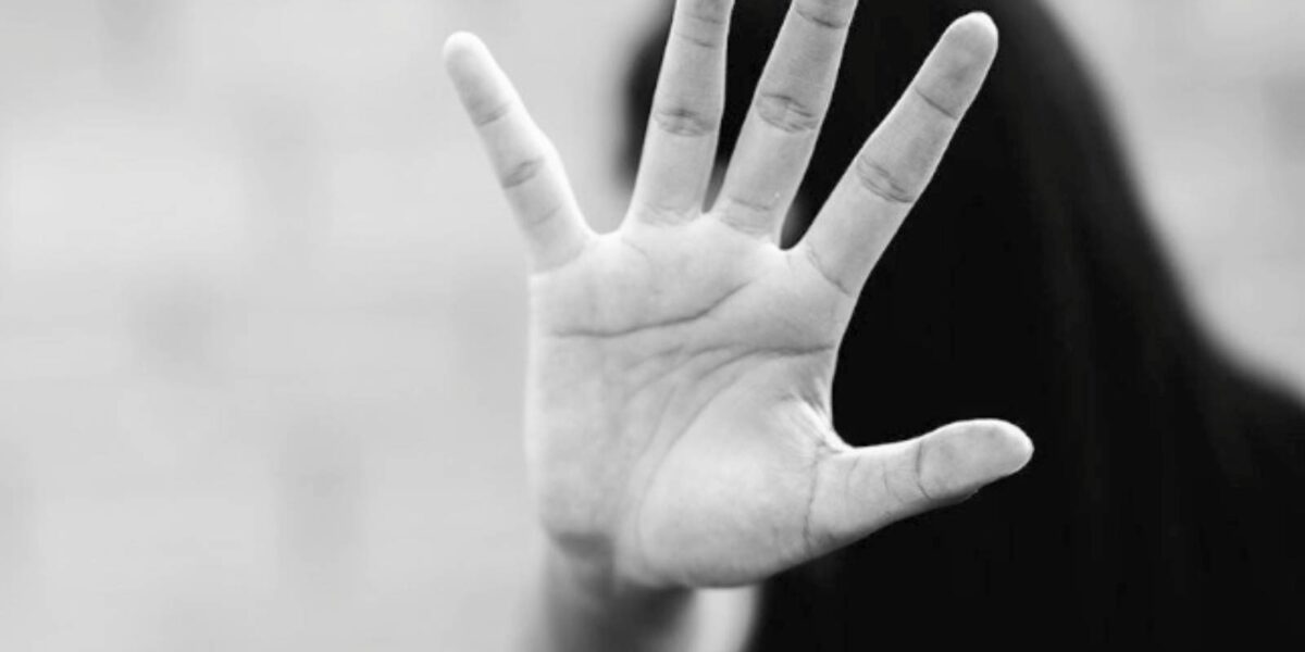 Una donna sotto minaccia di violenza, come la donna del caso di Roma