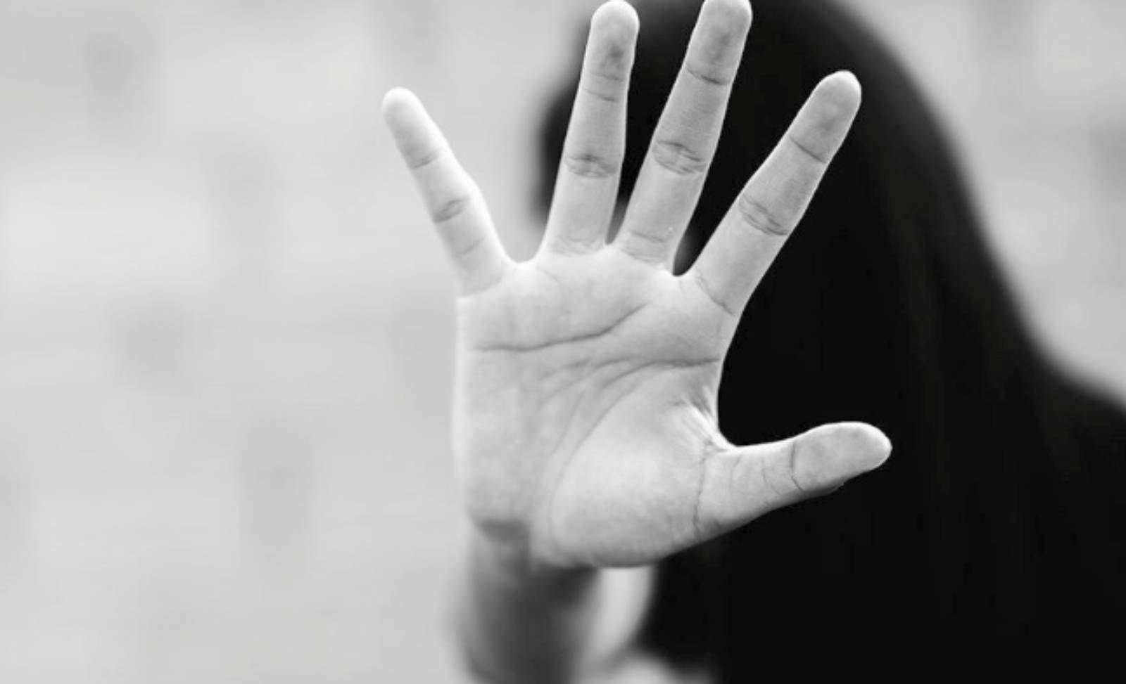 Una donna sotto minaccia di violenza, come la donna del caso di Roma