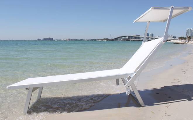 Un lettino sulla spiaggia del mare di Ostia