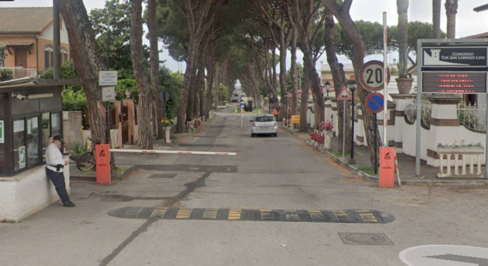 Ardea, la sbarra di via Ena, foto Google Maps