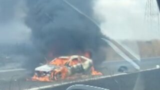 Auto in fiamme sulla Pontina, strada chiusa e deviazioni