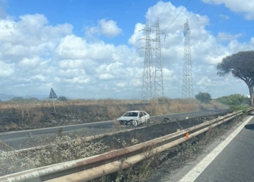 Auto in fiamme sulla strada Pontina (www.7colli.it)
