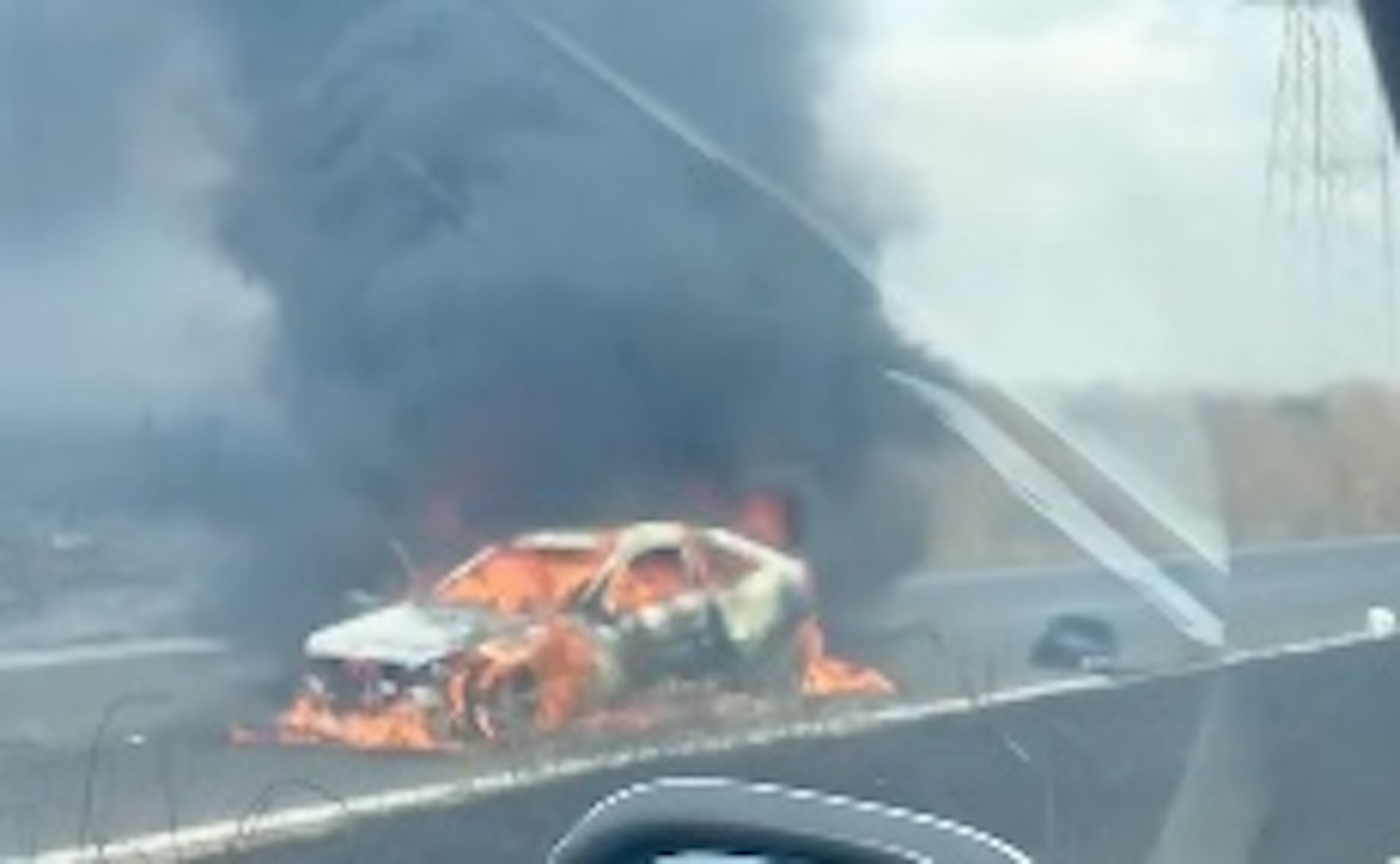 Auto in fiamme sulla strada Pontina