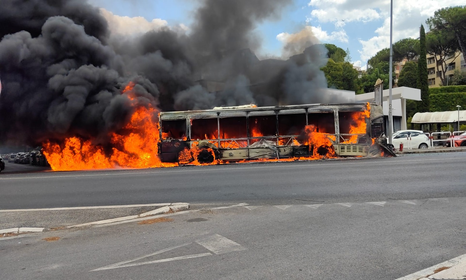 Autobus in fiamme sulla Flaminia a Roma