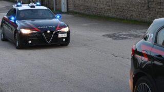 Violenta rapina a Civitavecchia, una delle vittime si lancia dal balcone per sfuggire ai ladri