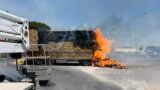 Incendi sulla Pontina, traffico in tilt: brucia la paglia su un camion