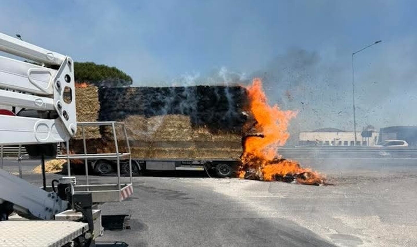 Camion in fiamme sulla Pontina