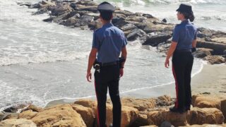 Ladispoli, beve alcool e si butta in acqua ma rischia di annegare: la salvano i Carabinieri