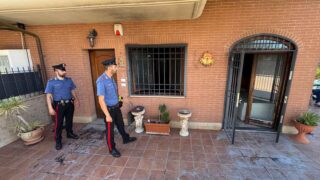 Ciampino, incendio in una villetta: anziana salvata dai Carabinieri entrati tra le fiamme