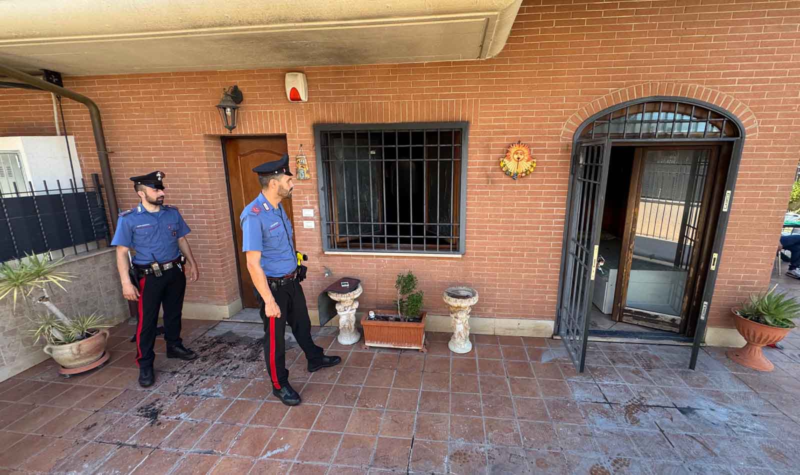 Ciampino, incendio in villetta, Carabinieri in azione