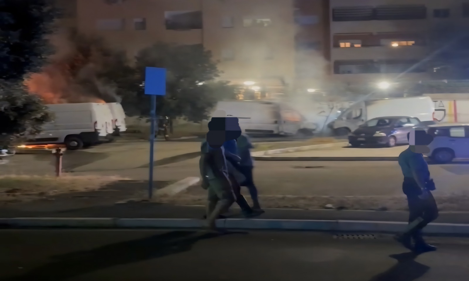 Furgoni in fiamme a Casal de Pazzi a Roma