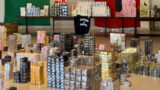Maxi sequestro di profumi falsi: oltre 3.500 prodotti delle grandi marche pronti per il mercato nero (FOTO)