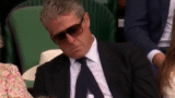 Hugh Grant si addormenta in tribuna reale a Wimbledon: il video diventa virale