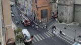 Paura ad Albano per un incendio: fiamme in un negozio in centro