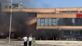 Divampa un incendio nel palazzo comunale di Aprilia: piazza dei Bersaglieri avvolta dal fumo