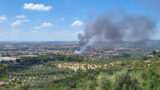 Incendio a Tivoli: bruciano carcasse di auto e sterpaglie