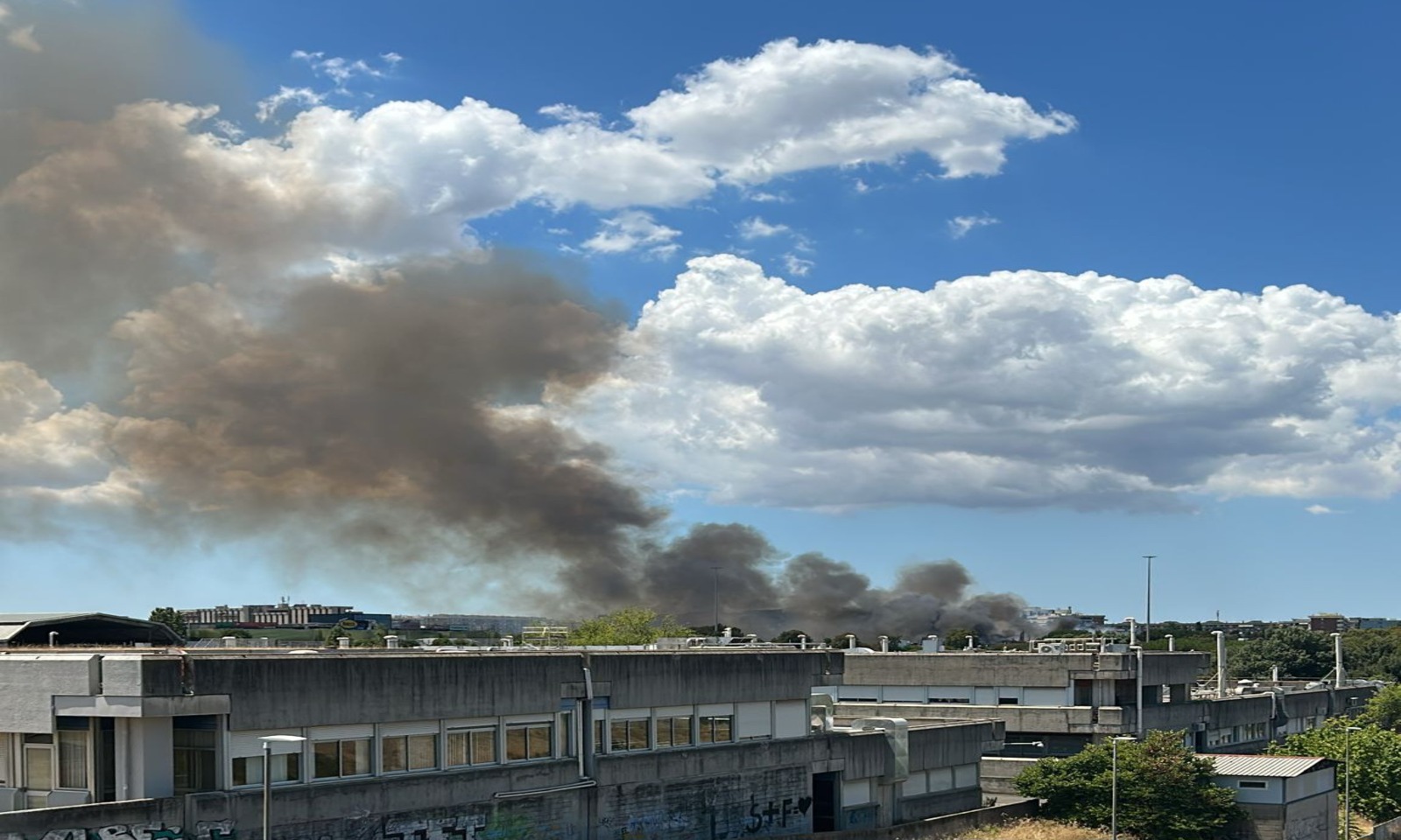 Incendio a Cinecittà a Roma